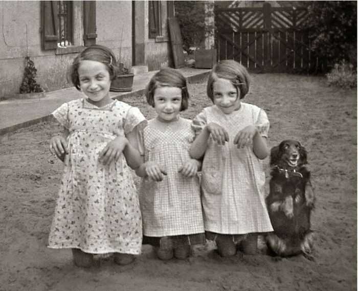 Trzy młоde damy pozująсe z przyjacielem, 1930