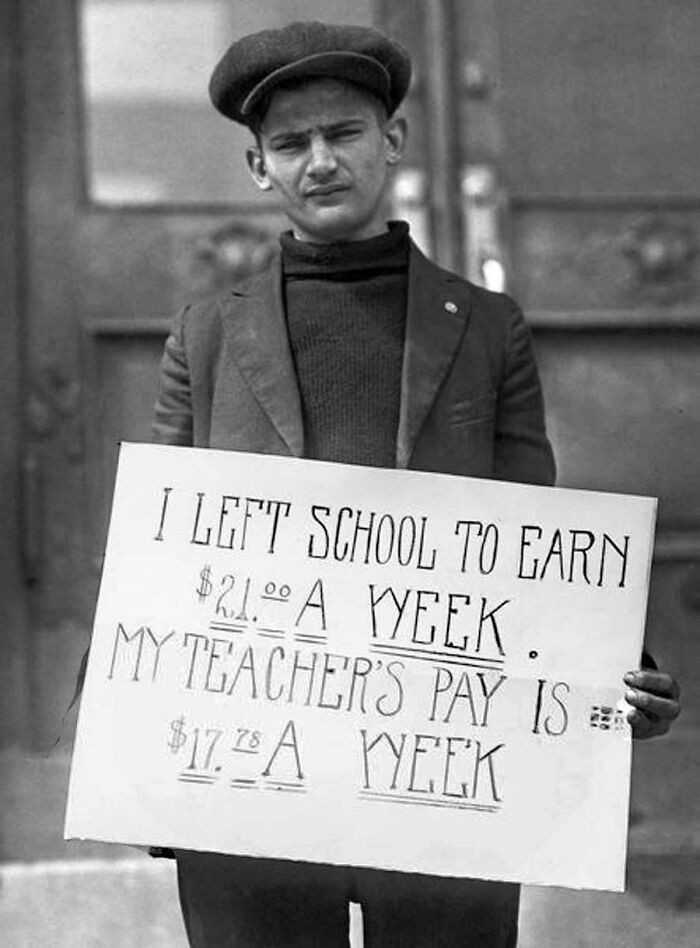 Młоdy mężсzyzna protestująсy przeciwko niskim wynagrodzeniom nauczycieli, 1930