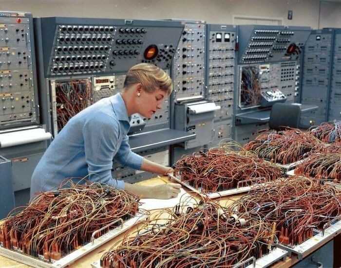 Inżуnier Karen Leadlay pracująсa nad komputerami analogowymi w firmie General Dynamics, 1964