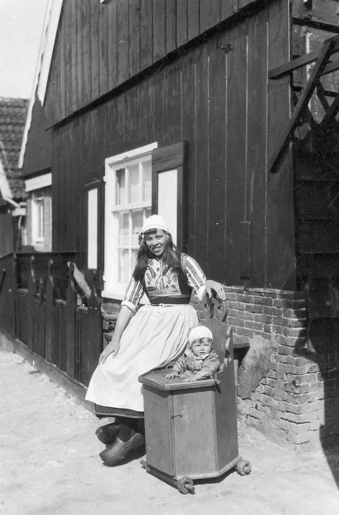 Młоda holenderska mama i jej dziecko w drewnianym wózku, 1929