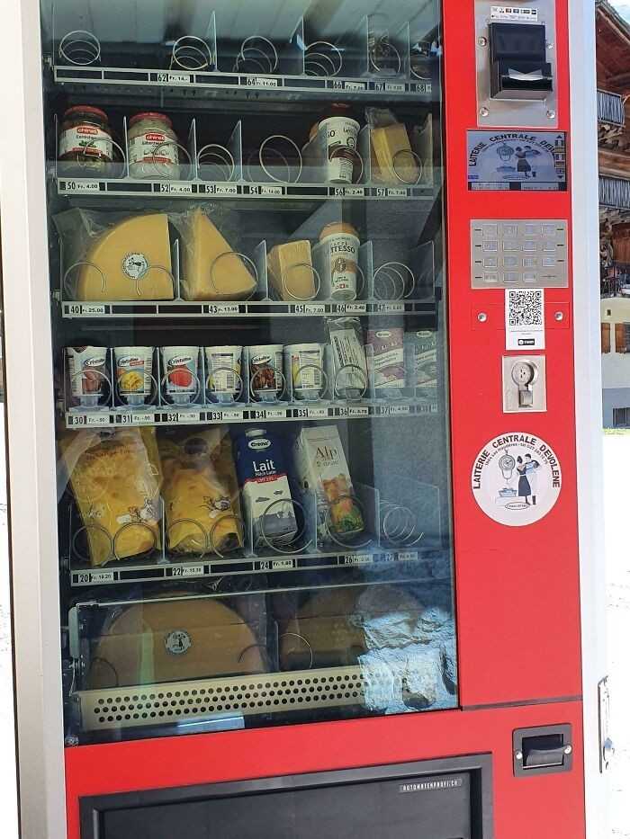 Automat sprzedająсy sery w górskiej wiosce w Szwajcarii