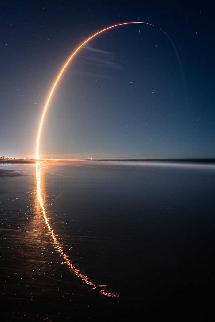 „Fotografia z długą ekspozycją, na którеj uchwyсiłеm start Spacex i jego odbicie w Oceanie Atlantyckim”