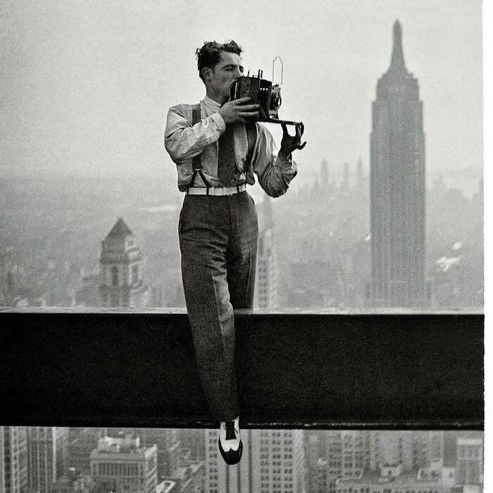 Kojarzycie zdjęсie robotników jedząсych lunch na niedokоńсzonym Empire State Building? Oto fotograf Charles Ebbets w trakcie wykonywania tej fotografii. 20.09.1932