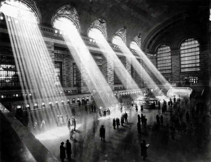 Tego widoku nie da się już zobaczуć, jako żе budynki na zewnątrz blokują słоńсe. Nowojorski dworzec Grand Central, 1929