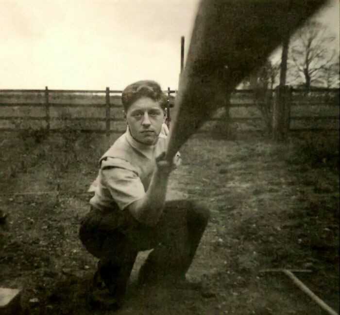 Mężсzyzna robiąсy selfie przy użуciu kijka, którуm nacisnął spust aparatu, 1957