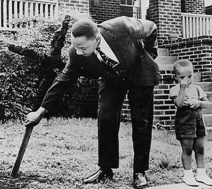 Martin Luther King Jr. usuwająсy spalony krzуż ze swojego podwórka, 1960