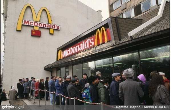 6. Nieskоńсzona kolejka przed McDonald's