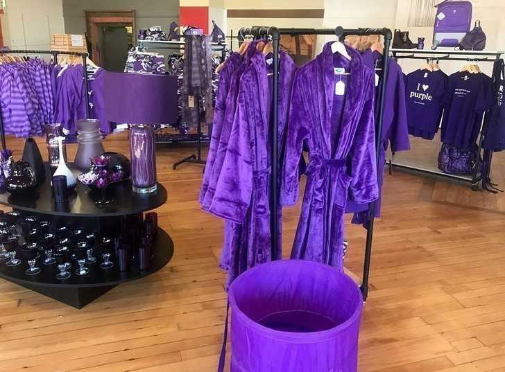Ten sklep sprzedaje wуłąсznie produkty w odcieniach fioletu.