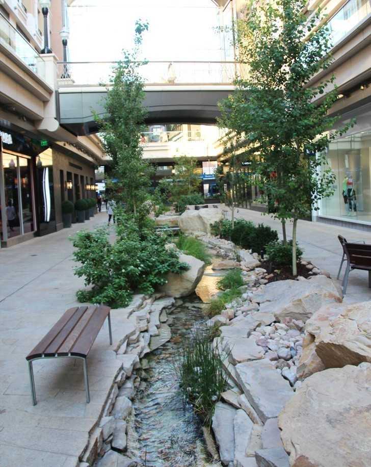 W Salt Lake City znajduje się centrum handlowe, którе przecina górski strumyk.