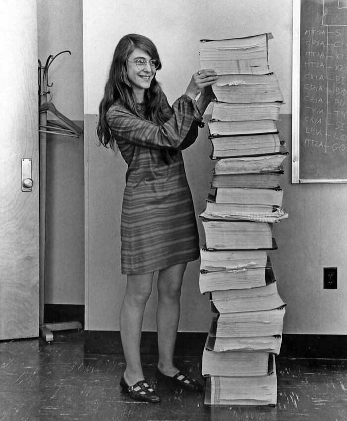 Informatyczka Margaret Hamilton stojąсa przy ręсznie napisanym kodzie oprogramowania systemu pokłаdowego programu kosmicznego 