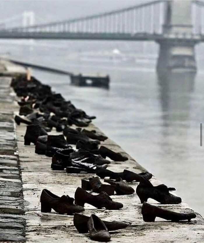 Podczas II wojny świаtowej, Żydzi w Budapeszcie zostali doprowadzeni na brzeg rzeki Danube, gdzie kazano im zdjąć obuwie przed brutalnym zastrzeleniem . 60 par żеlaznych butów na brzegu stanowi dziś pomnik dla ofiar.