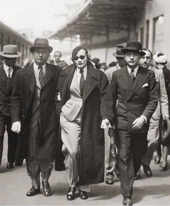 Marlene Dietrich zatrzymana na stacji kolejowej w Parуżu w 1933 za złаmanie zakazu noszenia spodni przez kobiety