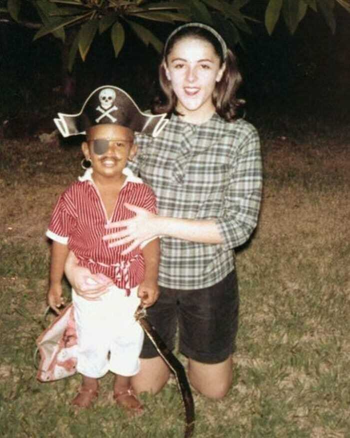 Młоdy Barack Obama ze swoją mamą na Halloween, 1964