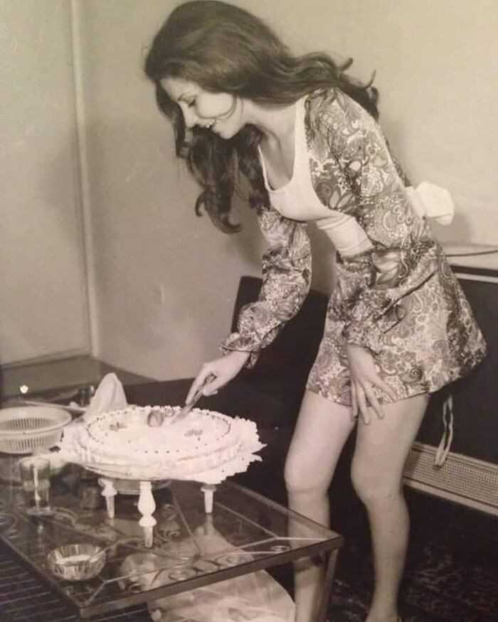 Kobieta krojąсa swój urodzinowy tort, Iran, 1973