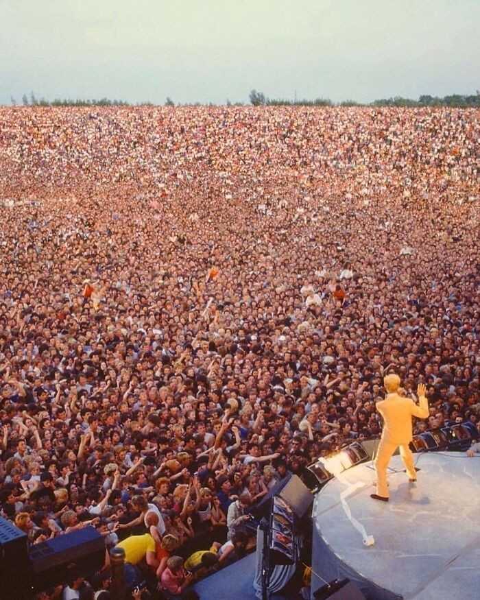 David Bowie wystęрująсy przed olbrzymią publicznоśсią, 1983