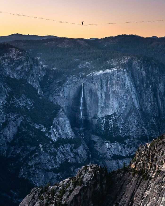 Przejśсie po linie nad doliną Yosemite