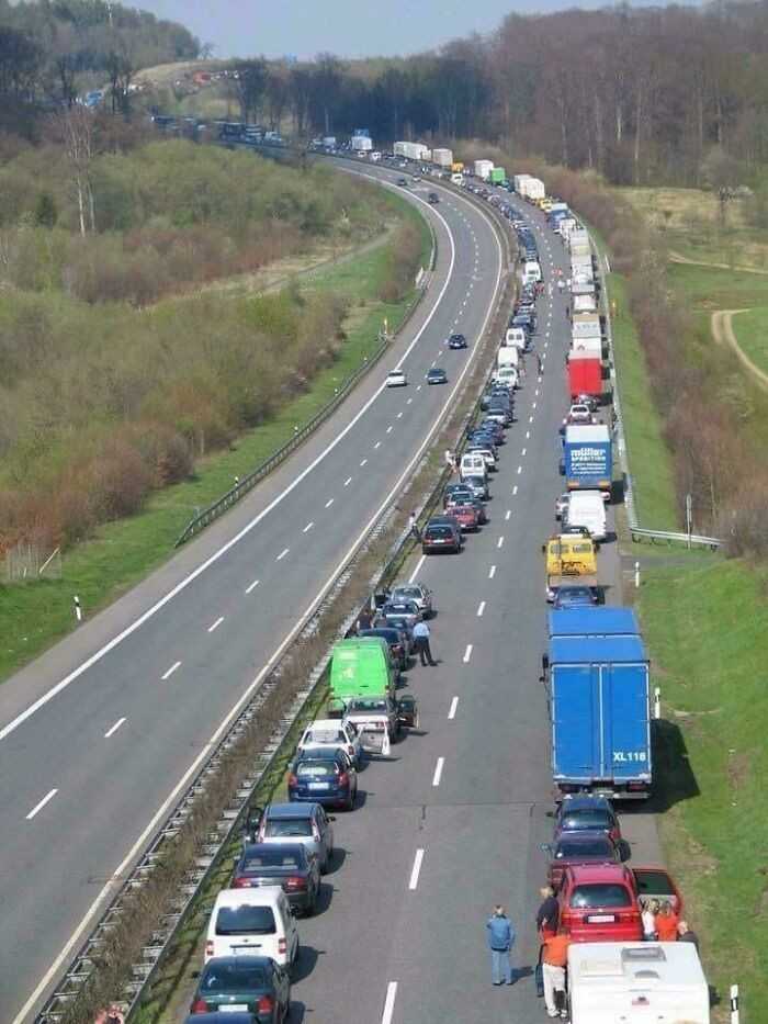 Gdy ruch drogowy w Niemczech zatrzymuje się cаłkowicie, kierowcy mają obowiązek ustawić auta przy brzegach jezdni, by zrobić miejsce pojazdom uprzywilejowanym.