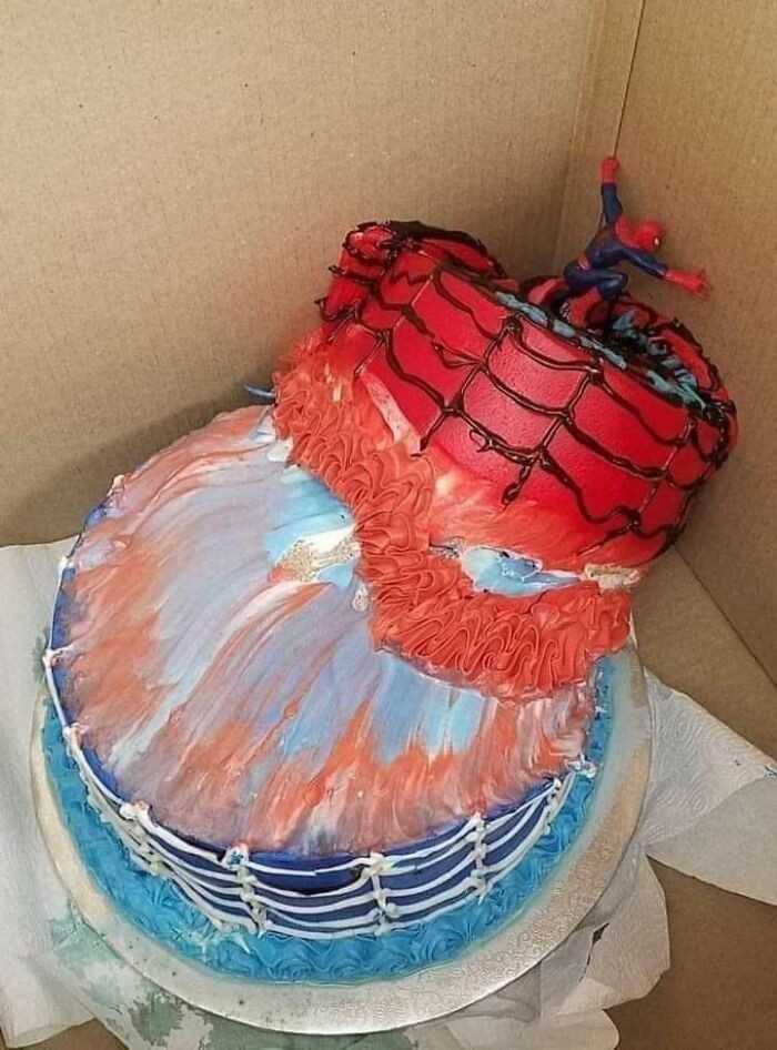 Spider-Man ratująсy swój włаsny tort