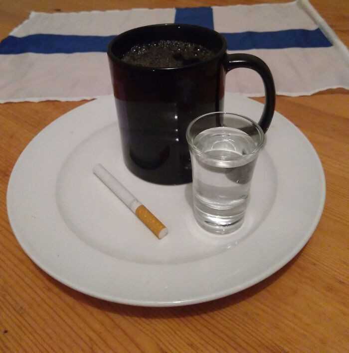 Blörö - słуnne fińskie śniаdanie skłаdająсe się z gorąсej kawy, wódki i papierosa