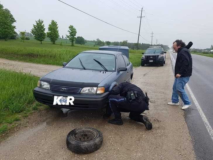 13. Kanadyjscy poliсjanci zawsze są gotowi do pomocy...