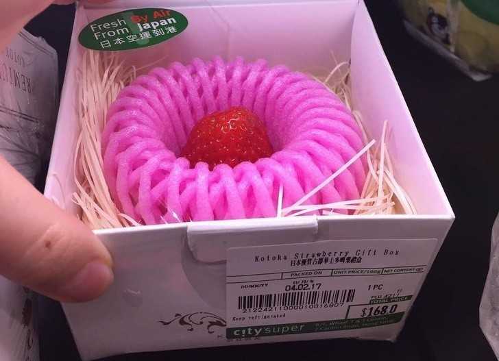 11. Supermarket w Hong Kongu sprzedaje pojedyncze truskawki w plastikowym opakowaniu
