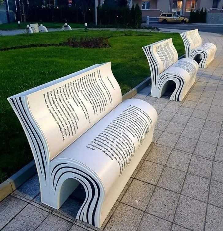 2. Ławki w Bułgarii przed biblioteką
