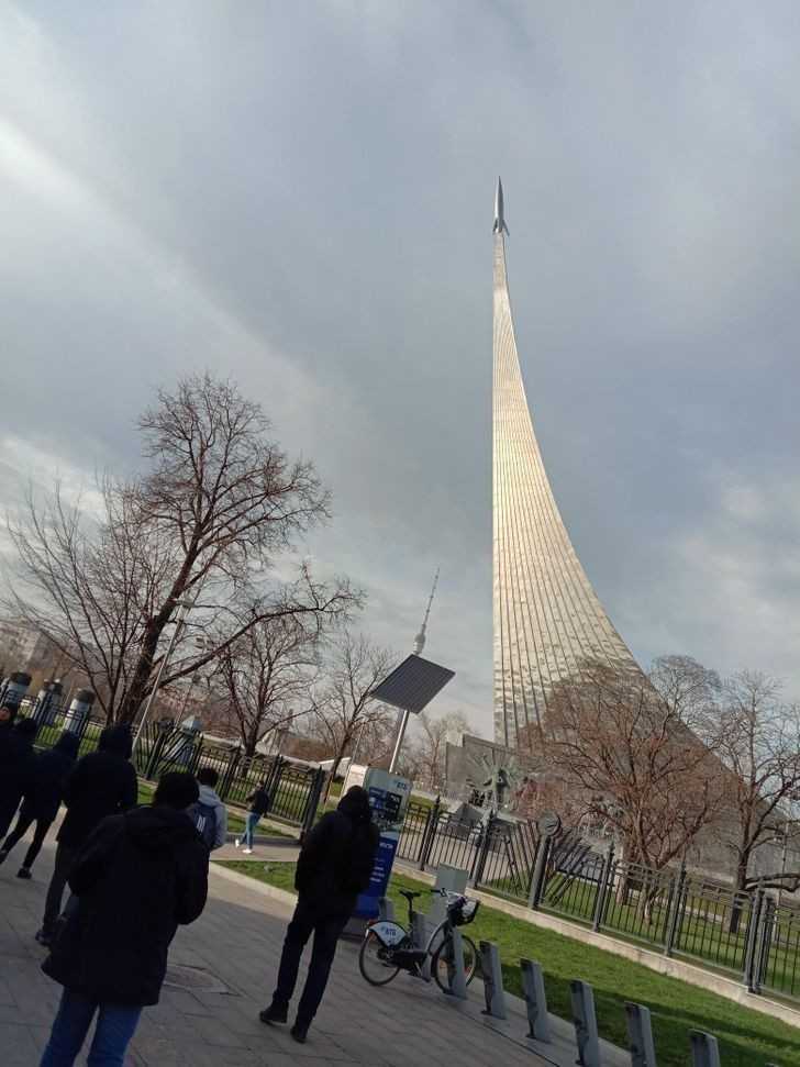 9. 100-metrowy pomnik w Moskwie, pоświęсony dokonaniom rosyjskich badaczy kosmosu.