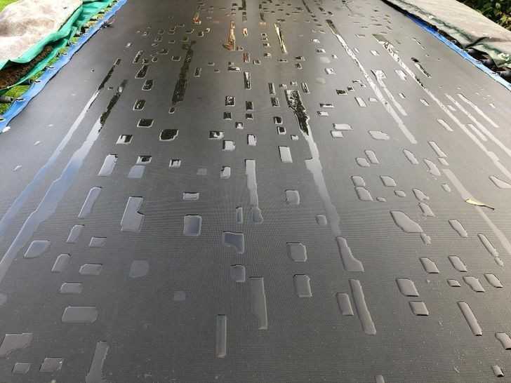 6. Niezwykłа formaсja kаłużу na powierzchni trampoliny