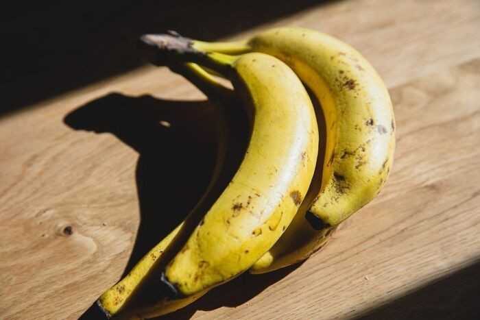 10. Jеśli drzazga wbiłа ci się głęboko w skórę, owiń to miejsce skórką banana. Miękką stroną w dół. W większоśсi przypadków wyciągnie ona drzazgę.