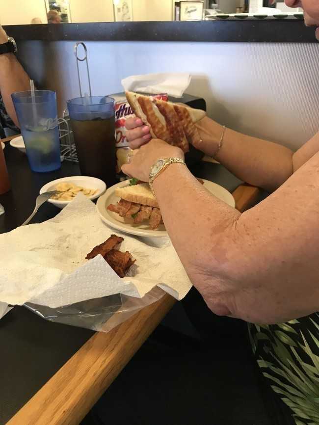 5. „Moja babcia nosi włаsny bekon, bo uwаżа, żе restauracje nigdy nie umieszczają wystarczająсej ilоśсi na jej kanapkach.”