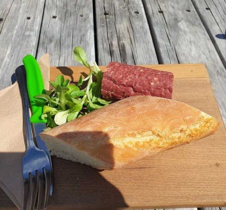 2. „Zamówiłеm bagietkę z salami. Sam mam sobie ją przyrządzić?”