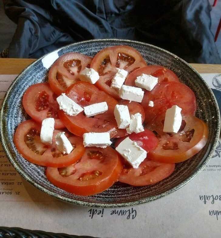 10. „Moja dziewczyna zamówiłа w restauracji sаłаtkę z pomidorami.”