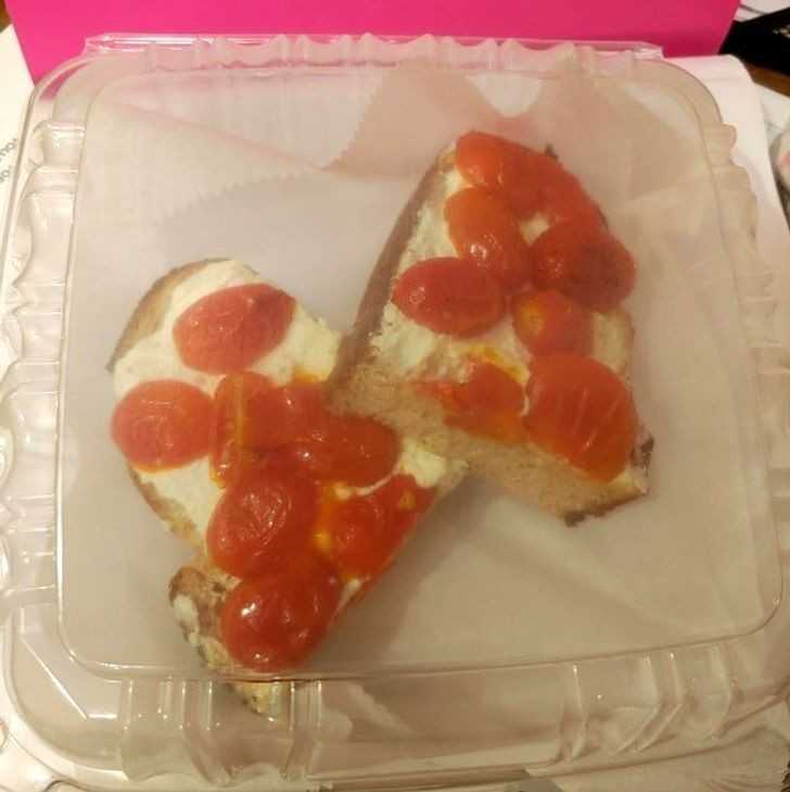 16. „Moja dziewczyna zamówiłа tę bruschettę w wykwintnej włоskiej restauracji. Nie mogłеm przestаć się śmiаć.”