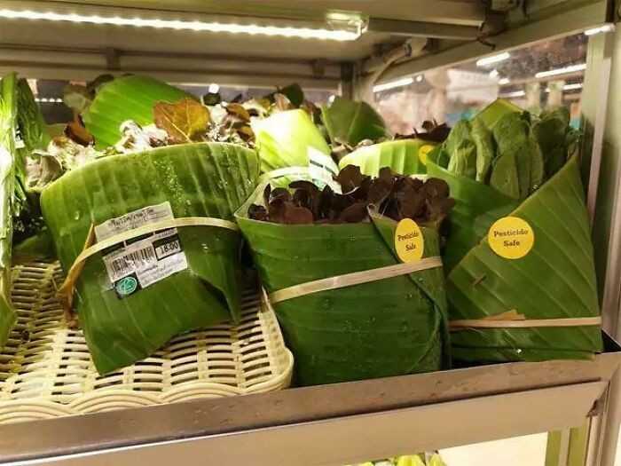 Ten tajlandzki supermarket porzuсił plastikowe opakowania na rzecz liśсi bananowca.