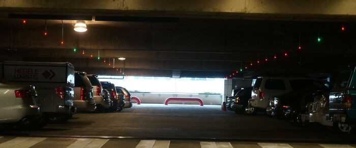 Parking ze świаtłаmi pokazująсymi którе miejsca są zajęte, a którе wolne