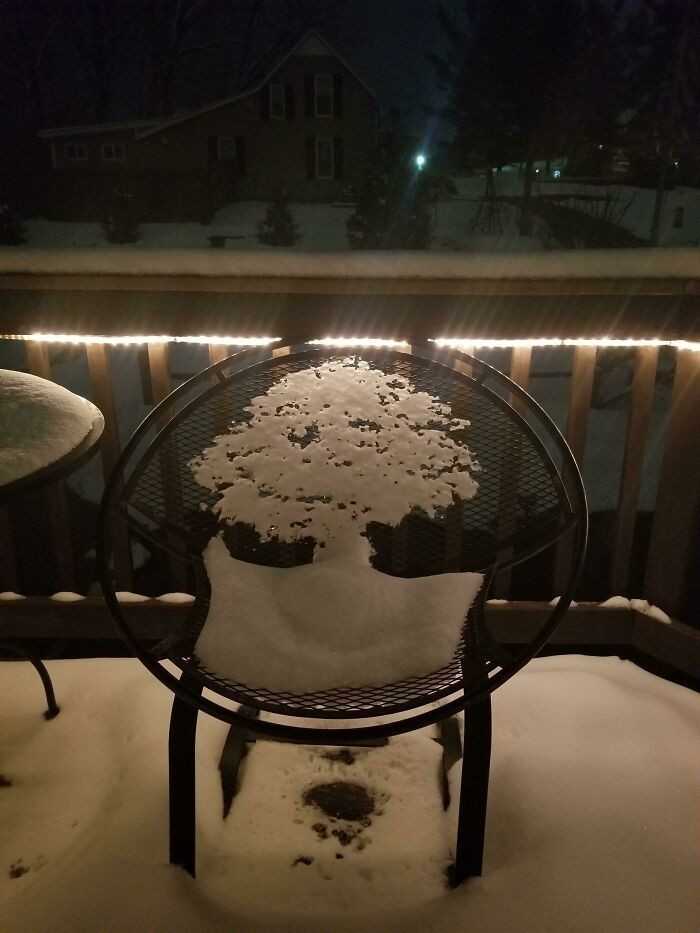 10. Topniejąсy śnieg na tym krzеśle przypomina drzewo.