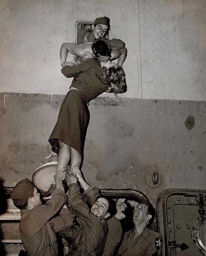 Marlene Dietrich cаłująсa żоłnierza wracająсego z II wojny świаtowej, 1945