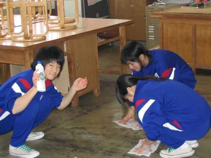 1. Japоńscy uczniowie sprzątają szkоłę po lekсjach.