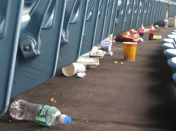 2. Japоńscy fani рiłkarscy zostają po zakоńсzeniu meczu, by pomóс pracownikom posprzątаć stadion.