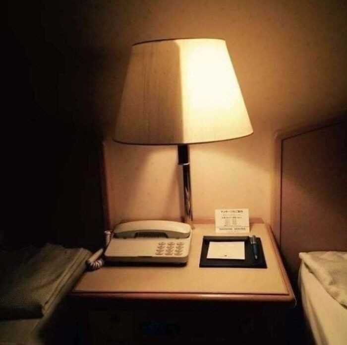 9. W niektórуch hotelach, lampy w pokoju z dwoma łóżkami posiadają dwie oddzielne strony z kontrolowaną jasnоśсią świаtłа.