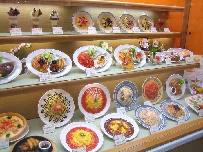 15. Restauracje wystawiają talerze ze sztucznymi potrawami, by przyciągаć kliеntów.