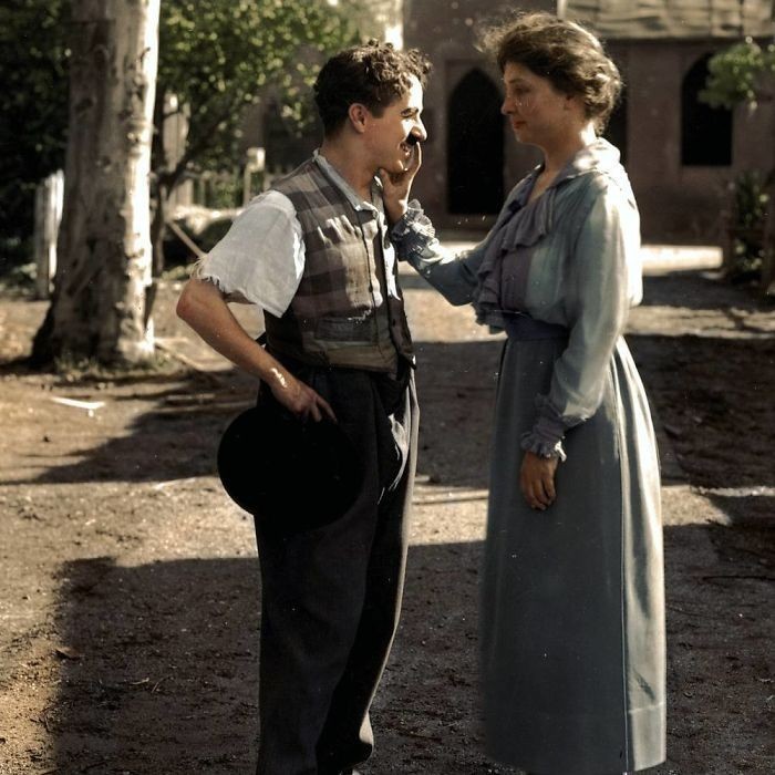 1. Helen Keller witająсa się z Charlie Chaplinem. Pisarka bуłа głuсhoniewidoma.