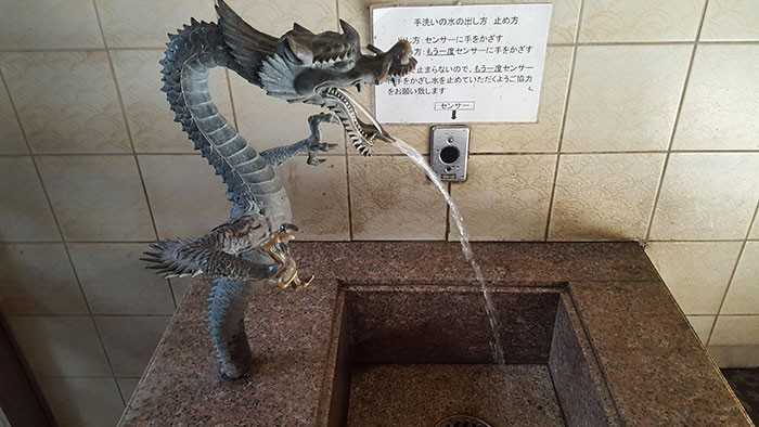 Zlew w japоńskiej publicznej toalecie