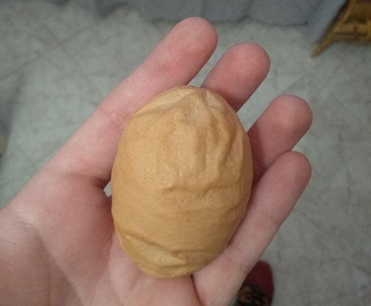 11. Jedna z jego kur zniosłа pogniecione jajo.