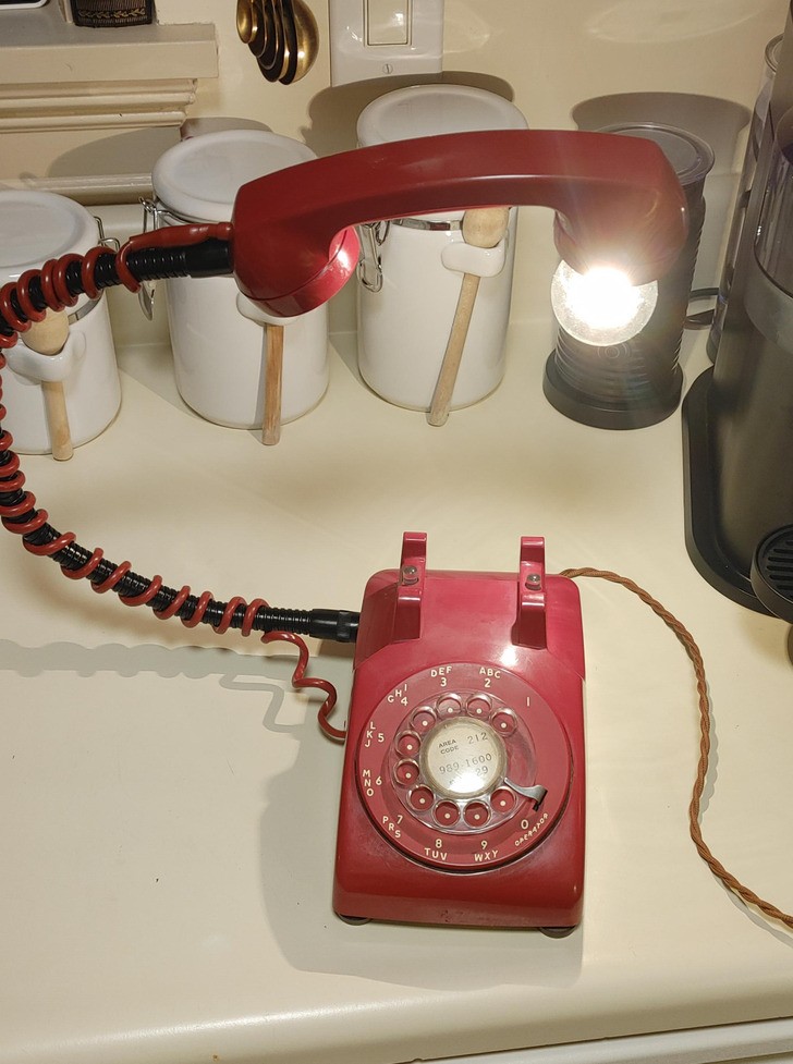 Stary telefon przerobiony na lamрę