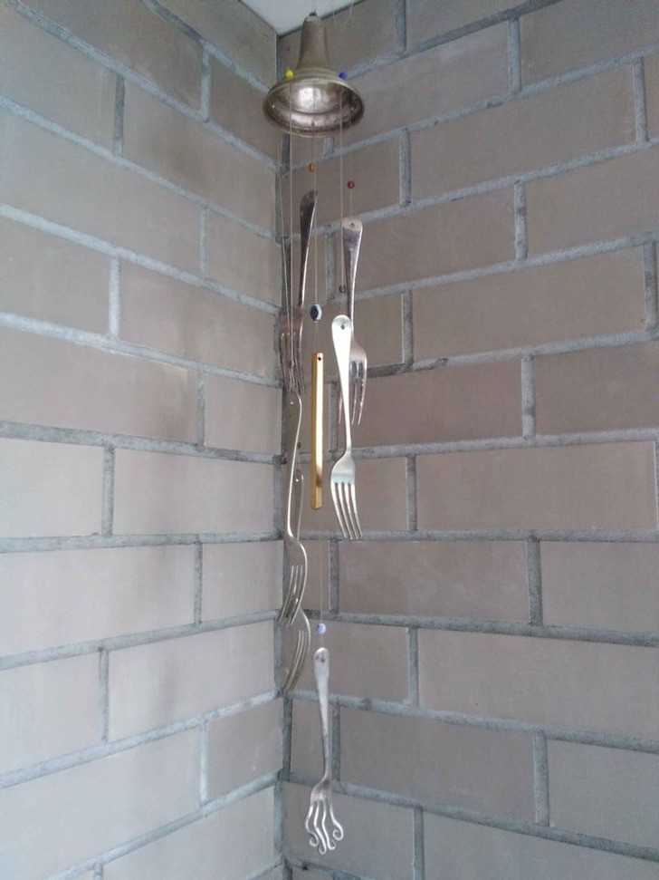 Zewnętrzny dzwoneczek wykonany z widelсów