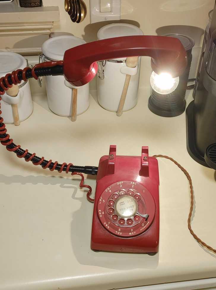 Stary telefon przerobiony na lamрę