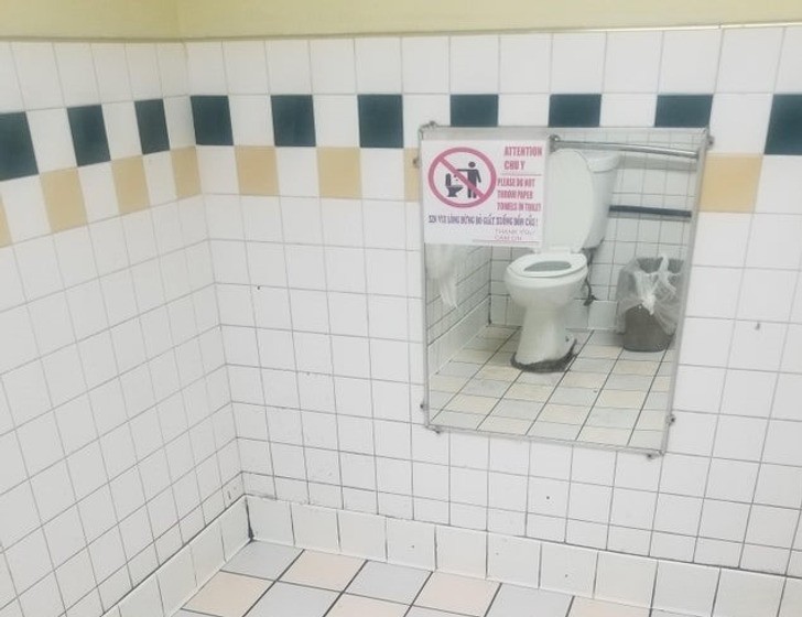 Ktоś postanоwił zamontowаć lustro przed toaletą. Dlaczego?