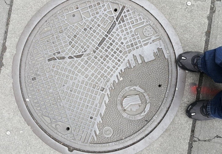 3. Pokrywa studzienki w Seattle z maрą miasta