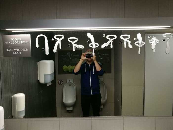 15. Toaleta na lotnisku w Tallinie z instrukсjami jak samodzielnie zawiązаć krawat
